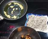 Foto del paso 2 de la receta: Gula del norte al ajillo y trompetas de los muertos