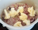 Une image de l'étape 3 de Filet d’églefin cuit à la vapeur, nappé d’une sauce à la crème, accompagné de riz au curcuma.