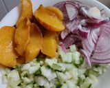 Foto del paso 4 de la receta: Ensalada🥗de duraznos🍑, pepino y cebolla morada🧅🍑🥙