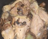 Foto del paso 4 de la receta: Pollo con champiñones en crema de chipotle. 🍜