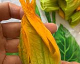 Foto del passaggio 4 della ricetta Fiori di zucca fritti