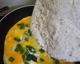 Gambar langkah 4 resipi Cheesy Omelette Wrap.