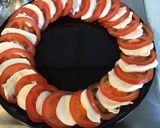 Une image de l'étape 4 de Salade de tomates à l oignon rouge et mozzarella di buffala.