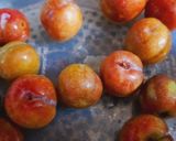 Hình bước làm 1 của món Mận và trái vải lắc muối tôm