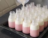Foto langkah ke 3 dari resep Puding Sedot Strawberry.