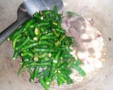 Foto langkah ke 2 dari resep Tumis daun bawang merah.