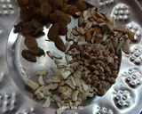 A picture of step 3 of Mawa Raisin Kheer.