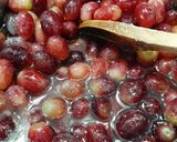 Foto del passaggio 3 della ricetta Stafyli - Gliko koutaliou Uva - dolce al cucchiaio