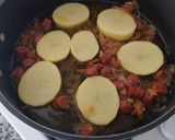 Foto del paso 2 de la receta: Patatas confitadas con chorizo y huevo frito