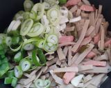 Foto langkah ke 3 dari resep Oseng pedas kulit singkong.