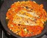 Foto del paso 4 de la receta: Filete de salmón con pimientos asados al pil pil