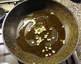 Foto del passaggio 1 della ricetta Pescestocco con sugo al profumo di finocchietti di mare