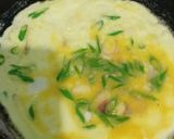 Foto langkah ke 2 dari resep Tamagoyaki / telur dadar gulung bunga bawang.