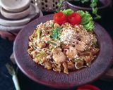 Foto langkah ke 5 dari resep Pad Thai / mie goreng khas Thailand.