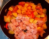 Foto langkah ke 3 dari resep Tomato Chicken Stew / Bistik Ayam Pedas.