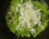 Foto del paso 3 de la receta: Arroz con pollo, espárragos, judías y ajos tiernos