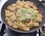 Foto del passaggio 8 della ricetta Mezzi paccheri ondulati con crema di zucchine, datterini confit, guanciale croccante