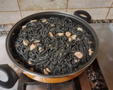Foto del paso 4 de la receta: Espaguetis nero di sepia con gambas al ajillo