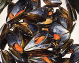 Foto del paso 3 de la receta: Mejillones al vapor con ajo y perejil🌿