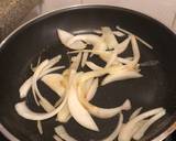 法蘭克福腸洋蔥卡邦尼意大利麵配火箭菜食譜步驟1照片
