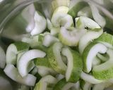 Foto langkah ke 1 dari resep Acar timun, bawang merah dan rawit.
