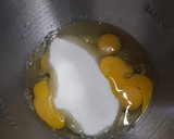 Foto del paso 1 de la receta: Bizcochuelo de 5 huevos en olla Essen + tips