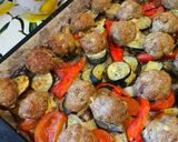 Tepsis húsgolyók zöldségekkel mediterrán módra recept fázis 6 fotója