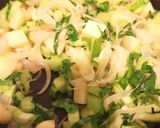 Foto del passaggio 2 della ricetta Vellutata con foglie di cavolfiore e patate novelle