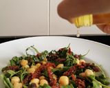 Foto del paso 4 de la receta: Ensalada de arúgula, garbanzo y tomate deshidratado