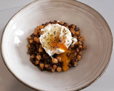 Foto del paso 6 de la receta: Garbanzos salteados con morcilla y huevo poché