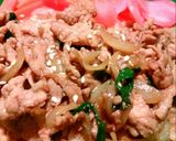 รูปขั้นตอนการทำที่ 5 ของ Inter Dish - ข้าวหน้าหมูซอสโซยุ (หมูผัดซีอิ๊ว)