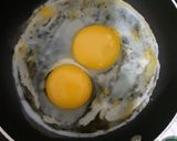 Foto langkah ke 2 dari resep Telur ceplok saus tiram.