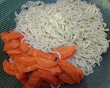 Foto langkah ke 2 dari resep Mie goreng instan spesial.