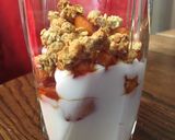 A picture of step 6 of Apple pie yogurt parfait.