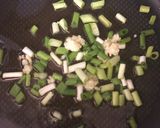 A picture of step 1 of Braised peas and lettuce - vegan.