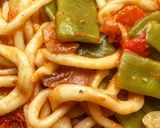 Une image de l'étape 5 de I pici avec tomates et haricots verts.