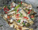 Foto langkah ke 6 dari resep Tumis Ikan Kembung Saus Tiram Jamur Tiram.