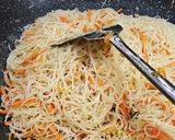 Foto langkah ke 6 dari resep Tumis Wortel Bihun Jagung.