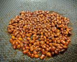 Foto langkah ke 5 dari resep Kacang Pedas Karamel Klasik.