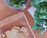 Foto del passaggio 2 della ricetta Pane tostato con parmigiano al basilico per una cena veloce 🌷
