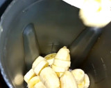 A picture of step 1 of Banana and dates milkshake.