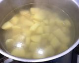 Une image de l'étape 3 de Purée de pommes de terre à l'oignon de roscoff, ail confit et beurre aux cristaux de sel.