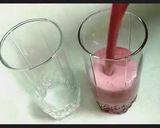 स्ट्रॉबेरी मिल्कशेक- Strawberry Milkshake recipe in Hindi ) रेसिपी चरण 4 फोटो
