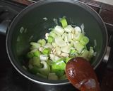 Foto del paso 2 de la receta: Crema de puerros, apio y almendras con pan frito