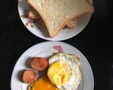 Hình bước làm 3 của món Bánh mì trứng ốp la xúc xích