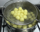 Foto del paso 3 de la receta: Gnocchi con salsa de tomate y salchichas frescas, para peques
