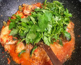 Foto langkah ke 4 dari resep Ayam Woku Kemangi Pedas.
