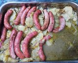 Foto del paso 4 de la receta: Salchichas frescas con Patatas al horno!😋🥔🍴