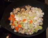 Foto del paso 3 de la receta: Guisito con pollo de mi mamá
