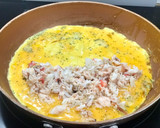 Foto del paso 4 de la receta: Tortilla de buey de mar y cangrejo real con reducción de salsa de marisco ❤️❤️❤️